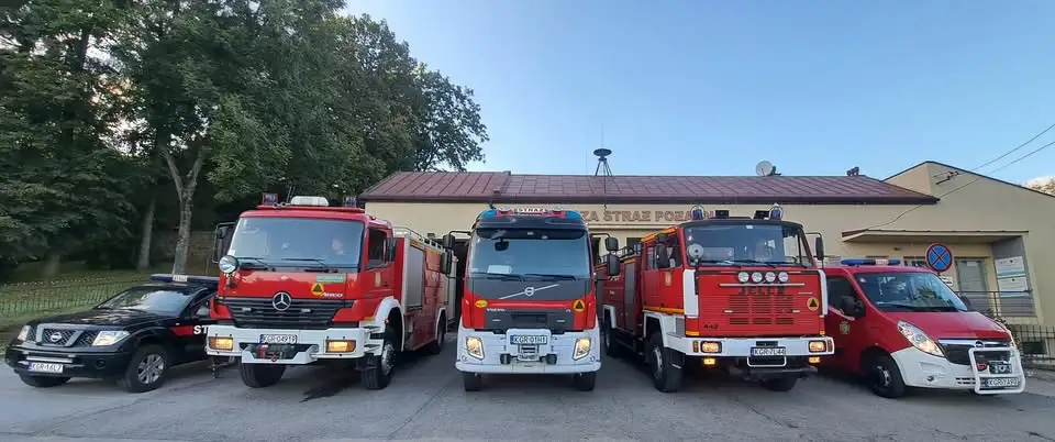 OSP Biecz usuwa elementy elewacji z drogi w centrum miasta