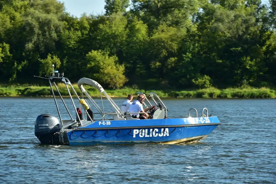 Policja w Małopolsce czuwa nad bezpieczeństwem na wodach – numery kontaktowe
