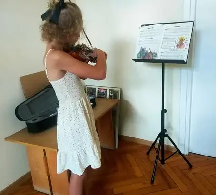 Wakacyjne lekcje muzyki w OKGG: skrzypce, keyboard i wokal dla młodych talentów