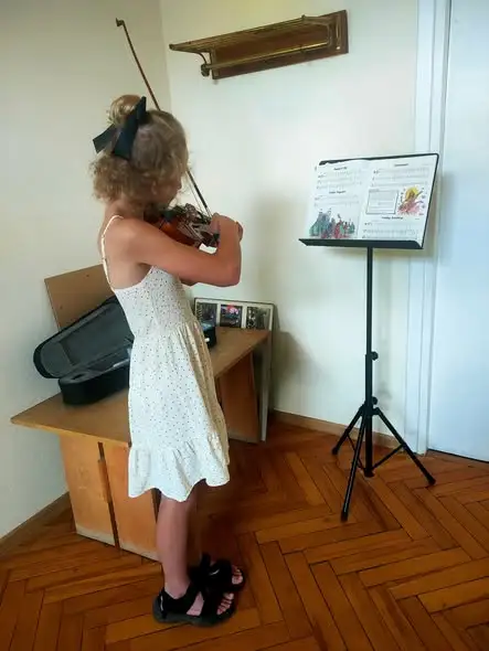 Wakacyjne lekcje muzyki w OKGG: skrzypce, keyboard i wokal dla młodych talentów