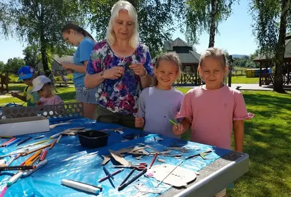 Warsztaty plastyczne w Gorlicach: dzieci stworzyły zwierzątka na patyczkach
