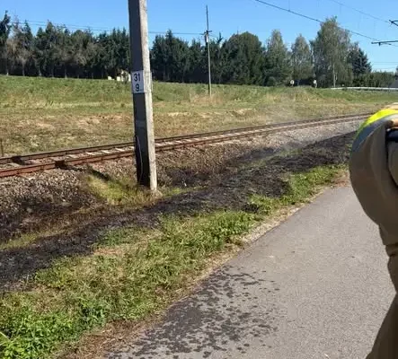 Pożar nasypu kolejowego w Bieczu — interwencja strażaków OSP