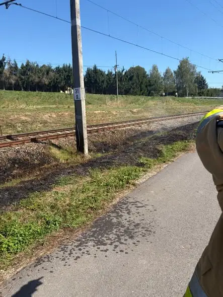 Pożar nasypu kolejowego w Bieczu — interwencja strażaków OSP