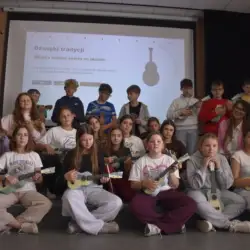 Ukulele i muzyka ludowa świata – warsztaty w bieckiej bibliotece