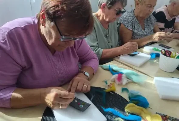 Seniorki z Gorlic rozpoczęły warsztaty filcowania wełny czesankowej