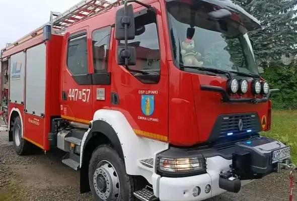 Wyciek płynów eksploatacyjnych na drodze w Lipinkach. Interweniowały służby