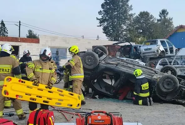 Strażacy z czterech jednostek OSP ćwiczyli ratownictwo techniczne na autozłomie w Lipinkach