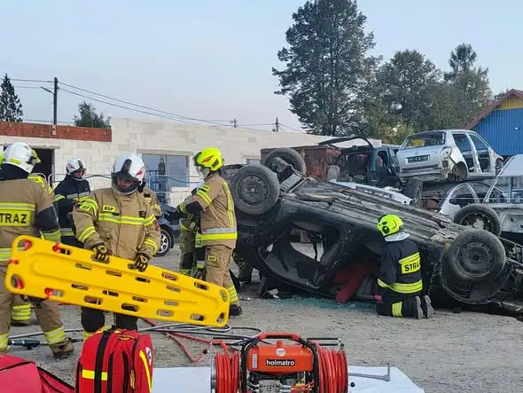 Strażacy z czterech jednostek OSP ćwiczyli ratownictwo techniczne na autozłomie w Lipinkach