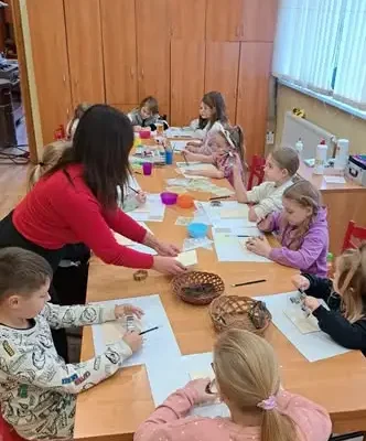 Kreatywne poniedziałki w GOK Sękowa – decoupage i stemplowanie dla dzieci
