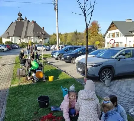 Pierwszoklasiści z Lipinek posadzili drzewa i wrzosy. Akcja ekologiczna przy przystanku i urzędzie gminy