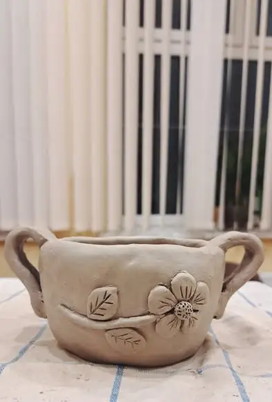 Ceramiczne kubki z GOK Sękowa nabierają kolorów – przed nami magiczny etap wypalania