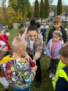 Przedszkolaki z Bobowej uczciły pamięć poległych na cmentarzu wojennym