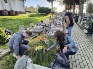 Uczniowie z Bobowej zadbali o opuszczone groby